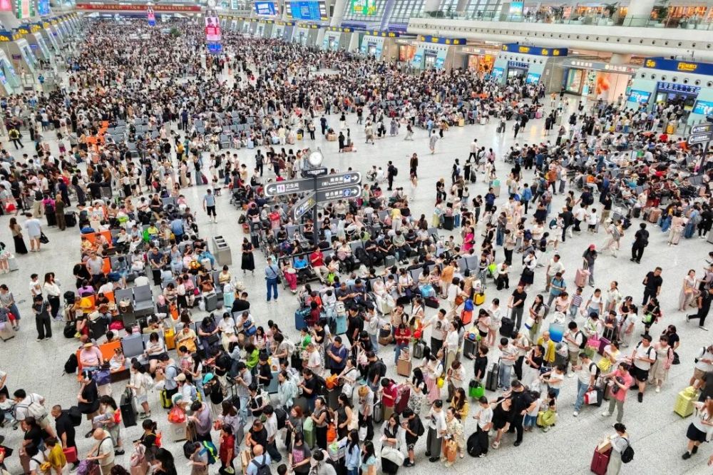 铁路列车运行资料图 · 新华社